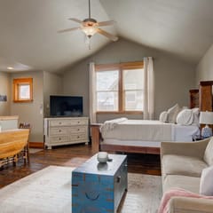 Cozy Valley West Studio | Full Kitchen & Laundry