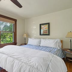 Historic Bozeman Flat, Gas Fireplace, Walk Main