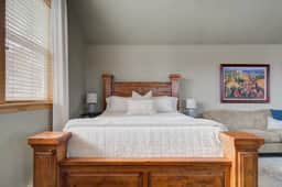 Cozy Valley West Studio | Full Kitchen & Laundry - Image 4