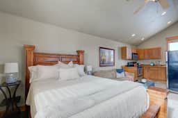 Cozy Valley West Studio | Full Kitchen & Laundry - Image 5