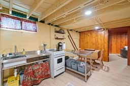 Cozy Basement Suite | Yellowbike Den, Downtown - Image 4