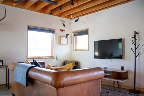 Stylish ADU Guesthouse | Walk to Downtown! - Image 1
