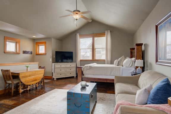 Cozy Valley West Studio | Full Kitchen & Laundry - Image 1