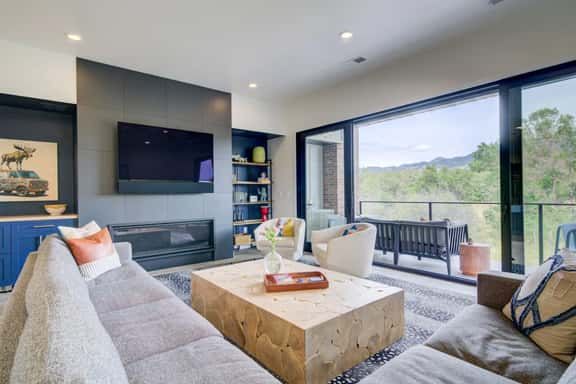 Modern 3Bdrm Stay | Mountain Views & Beach Access - Image 1
