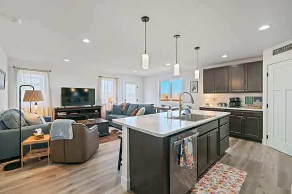 The Guss Stop | Cozy 3BR Home w/ Fire Pit & WiFi - Image 1
