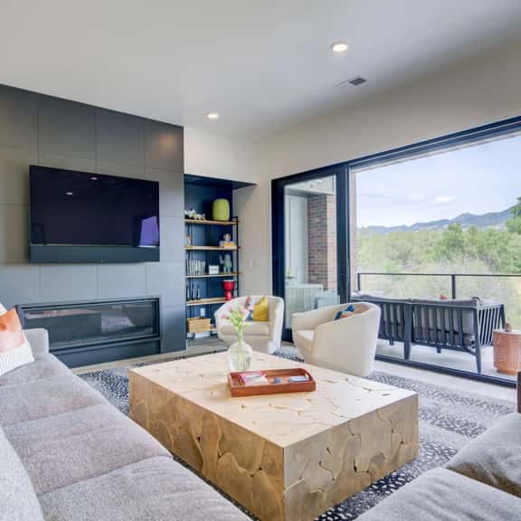 Modern 3Bdrm Stay | Mountain Views & Beach Access - Image 1