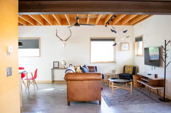 Stylish ADU Guesthouse | Walk to Downtown! - Image 5