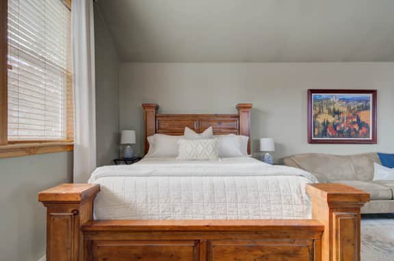 Cozy Valley West Studio | Full Kitchen & Laundry - Image 4