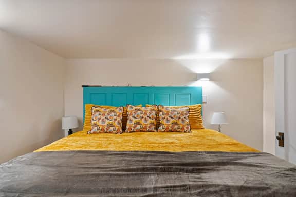 Cozy Basement Suite | Yellowbike Den, Downtown - Image 3