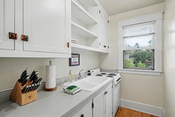 Historic Bozeman Flat, Gas Fireplace, Walk Main - Image 3