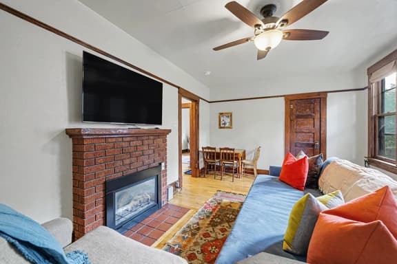 Historic Bozeman Flat, Gas Fireplace, Walk Main - Image 1
